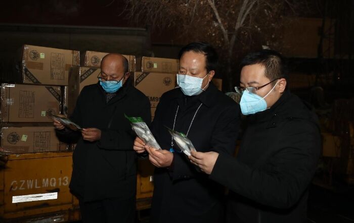 1月29日，新疆維吾爾自治區(qū)藥監(jiān)局黨組書記、局長張鈺祥帶隊檢查剛剛運到的口罩、防護服等。